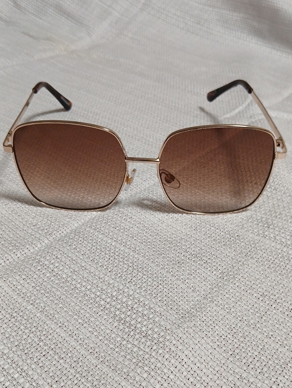 Foster Grant Gold Frame Sunglasses with Brown Lenses - Picture 1 of 5